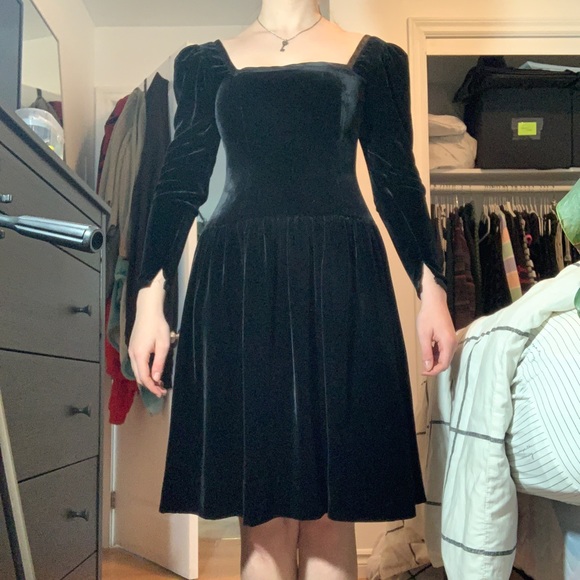 Black velvet gothic 70s Victorian square neck puff sleeve A-line midi dress - Picture 5 of 7